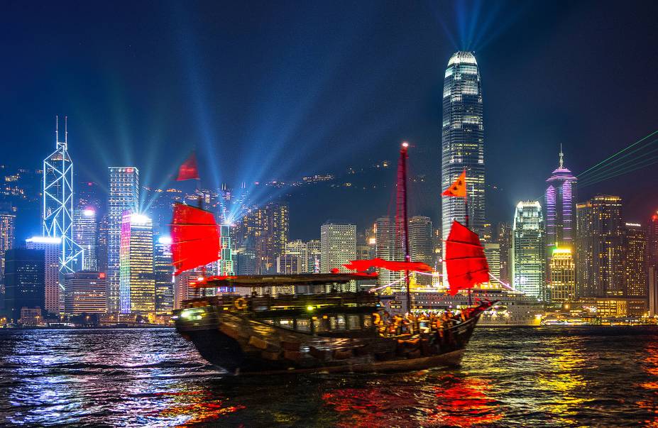 É possível ver e passear em barcos tradicionais chineses no Victoria Harbour.