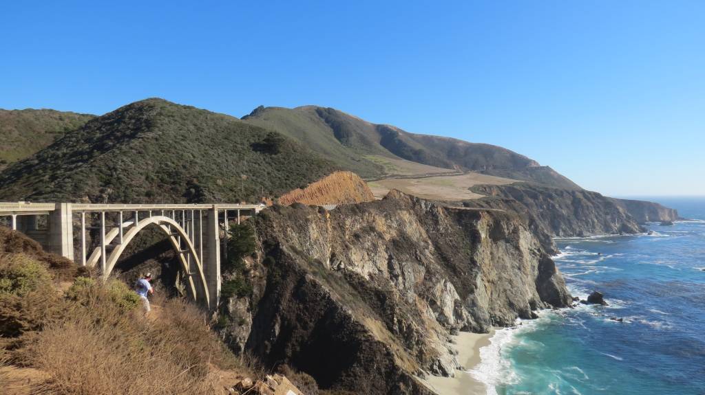 A estrada mais bonita da Califórnia em um dia perfeito para estar lá