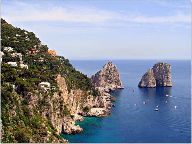 Na costa próxima a <a href="https://viajeaqui.abril.com.br/cidades/italia-napoles" rel="Nápoles">Nápoles</a>, Capri é uma eterna favorita dos viajantes Na costa próxima a <a href="https://viajeaqui.abril.com.br/cidades/italia-napoles" rel="Nápoles">Nápoles</a>, Capri é uma eterna favorita dos viajantes