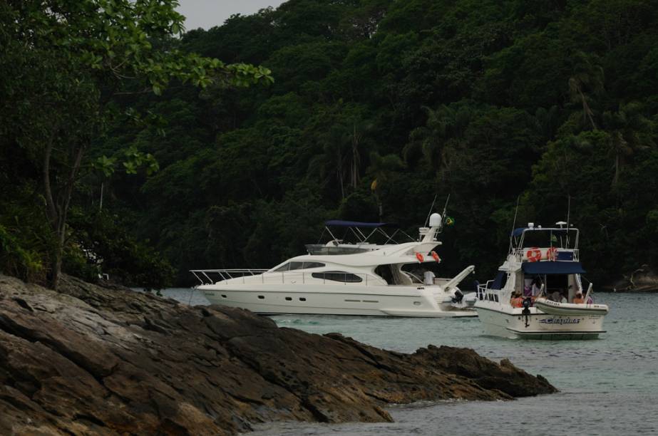 Barcos ancorados na Lagoa Verde, muito procurada também pelos mergulhadores