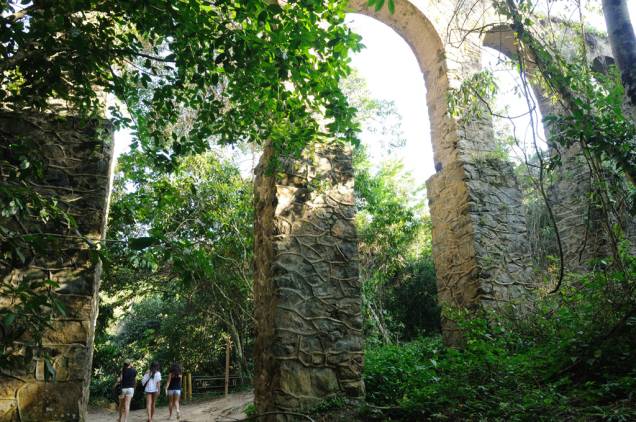 Abandonada no meio da mata, as Ruínas do Aqueduto do Lazareto valem a visita pelo valor histórico e pela beleza da trilha, que inclui passagem por uma pequena cachoeira com poço para banho. O aqueduto abastecia de água o presídio do Lazareto, hoje desativado Abandonada no meio da mata, as Ruínas do Aqueduto do Lazareto valem a visita pelo valor histórico e pela beleza da trilha, que inclui passagem por uma pequena cachoeira com poço para banho. O aqueduto abastecia de água o presídio do Lazareto, hoje desativado