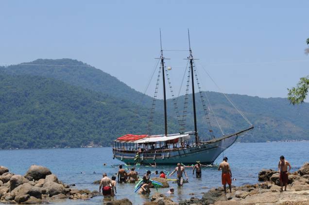 O passeio de escuna é o mais popular de Ilha Grande e permite conhecer várias praias e lagoas. Quem está com pouco tempo, pode optar pelo trajeto de lancha O passeio de escuna é o mais popular de Ilha Grande e permite conhecer várias praias e lagoas. Quem está com pouco tempo, pode optar pelo trajeto de lancha