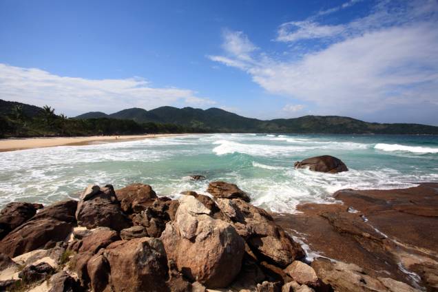 Considerada uma das praias mais bonitas do Brasil, a Lopes Mendes tem areia fina e clara e conta com sombras de amendoeiras Considerada uma das praias mais bonitas do Brasil, a Lopes Mendes tem areia fina e clara e conta com sombras de amendoeiras
