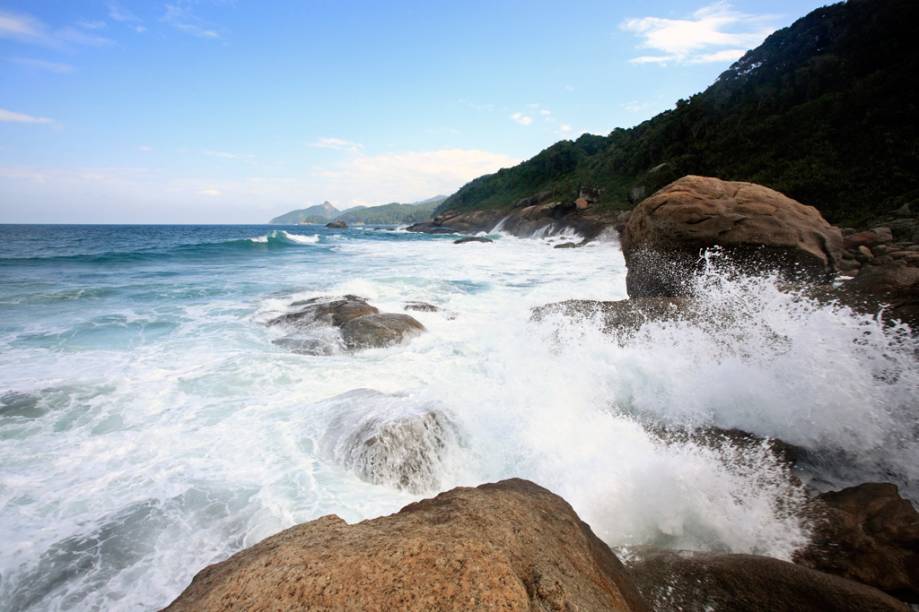 Os barcos, proibidos de atracarem na Praia Lopes Mendes, ficam na vizinha Praia dos Mangues, a 20 minutos a pé