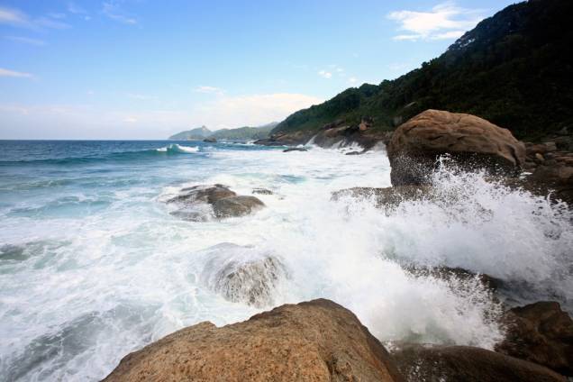 Os barcos, proibidos de atracarem na Praia Lopes Mendes, ficam na vizinha Praia dos Mangues, a 20 minutos a pé Os barcos, proibidos de atracarem na Praia Lopes Mendes, ficam na vizinha Praia dos Mangues, a 20 minutos a pé