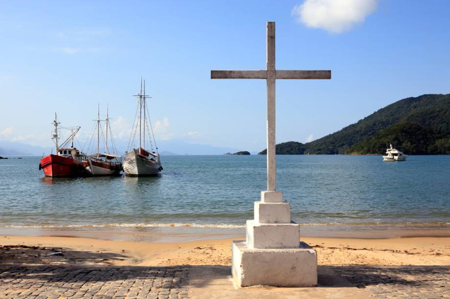 Suja e malcuidada, a Praia do Abraão sofre as consequências de estar na vila mais movimentada da ilha, rodeada por pousadas, bares, restaurantes e boa parte do comércio. Principal ancoradouro, recebe as barcas que vêm de Angra e Mangaratiba