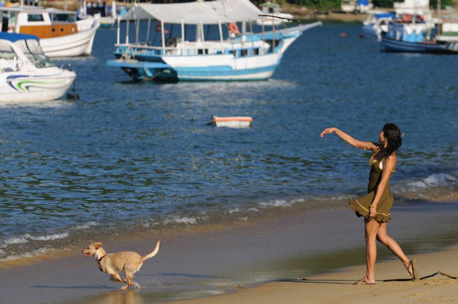 O vaivém das lanchas particulares pelas enseadas e as andanças dos mochileiros que ficam nos campings são cenas clássicas de Ilha Grande