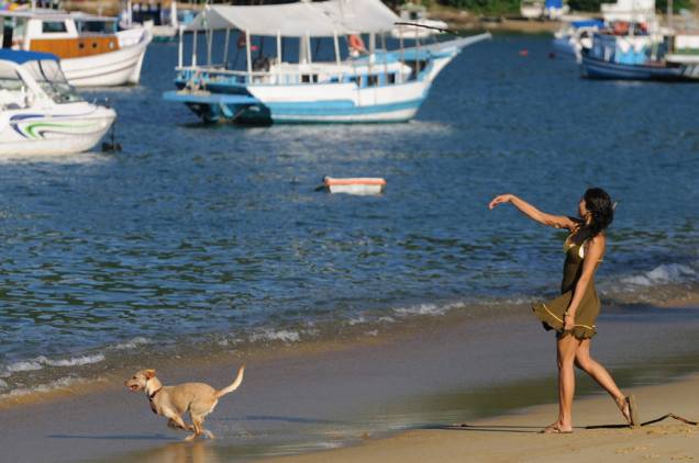 O vaivém das lanchas particulares pelas enseadas e as andanças dos mochileiros que ficam nos campings são cenas clássicas de Ilha Grande O vaivém das lanchas particulares pelas enseadas e as andanças dos mochileiros que ficam nos campings são cenas clássicas de Ilha Grande