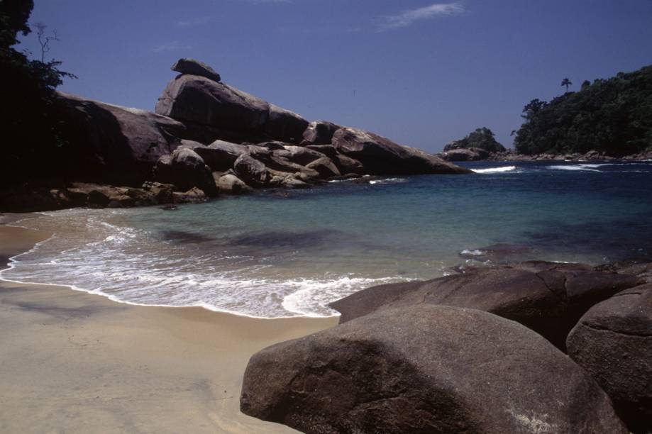 Subir a pedra mais alta do costão e pular na piscina que se forma embaixo é a maior diversão da Praia Cachadaço, de apenas 10m de extensão