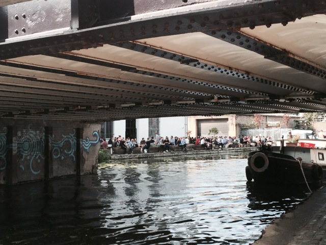 Embaixo da ponte havia um bar incrííível