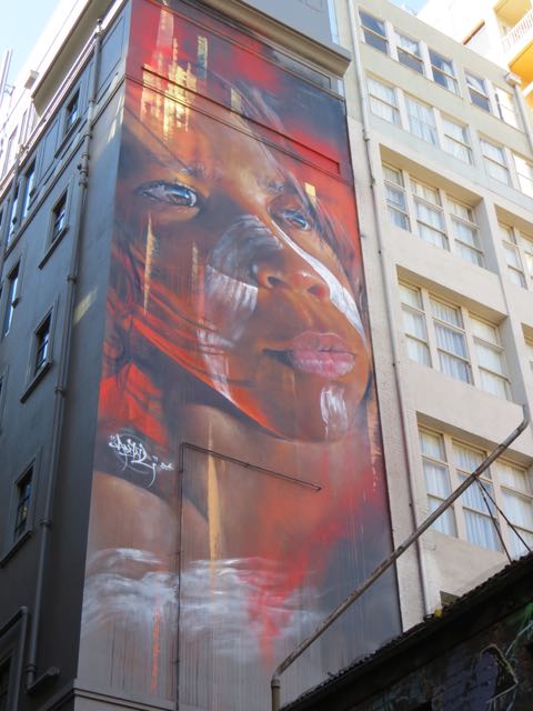 Retrato de uma criança aborígene na Hosier Lane