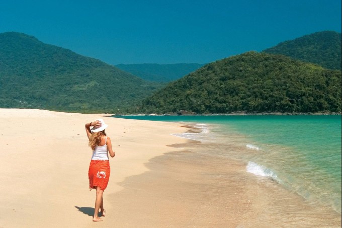 Mulher de férias em praia