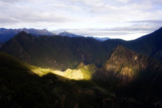 Intipunku, em quéchua, significa Porta do Sol. Depois de três dias de caminhada na Trilha Inca, é deste ponto que os turistas vislumbram Machu Picchu pela primeira vez. Eles procuram chegar à Porta do Sol com a alvorada Pouco a pouco a cidadela de pedra vai ficando dourada com os primeiros raios de sol. Um espetáculo diário. Intipunku, em quéchua, significa Porta do Sol. Depois de três dias de caminhada na Trilha Inca, é deste ponto que os turistas vislumbram Machu Picchu pela primeira vez. Eles procuram chegar à Porta do Sol com a alvorada Pouco a pouco a cidadela de pedra vai ficando dourada com os primeiros raios de sol. Um espetáculo diário.