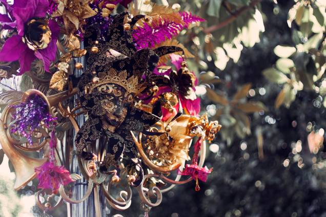 O mardi gras é a nossa terça-feira gorda, o último dia antes do período da quaresma e quando Nova Orleans explode com festas nas ruas e em seus clubes O mardi gras é a nossa terça-feira gorda, o último dia antes do período da quaresma e quando Nova Orleans explode com festas nas ruas e em seus clubes