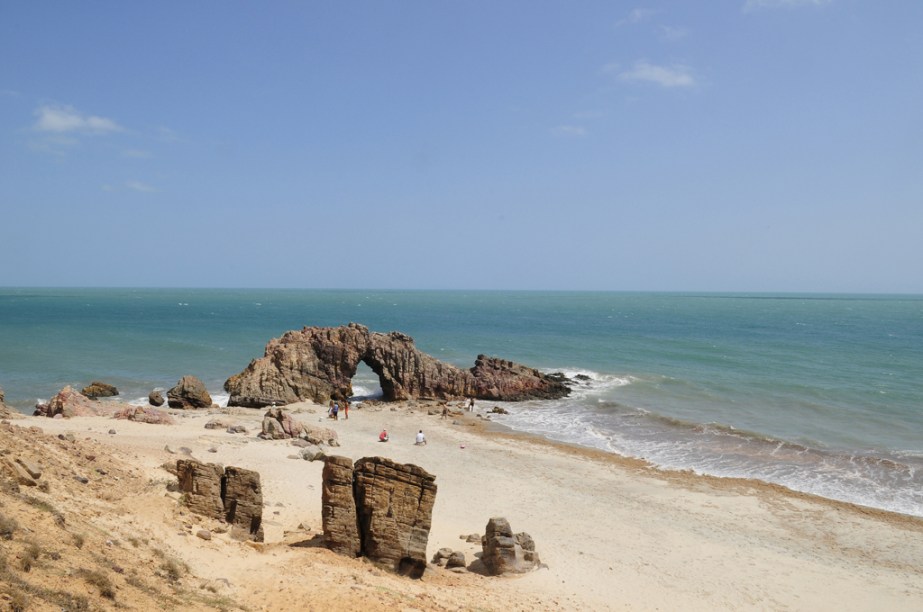 Esculpida pelo mar, a Pedra Furada é o símbolo de Jeriacoacoara (CE)