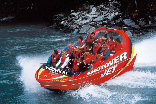 Os passeios de jetboats são muito populares em Queenstown Os passeios de jetboats são muito populares em Queenstown