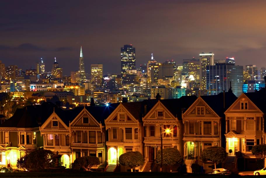 As casas de estilo vitoriano de Alamo Square são uma das vistas mais agradáveis de San Francisco As casas de estilo vitoriano de Alamo Square são uma das vistas mais agradáveis de San Francisco