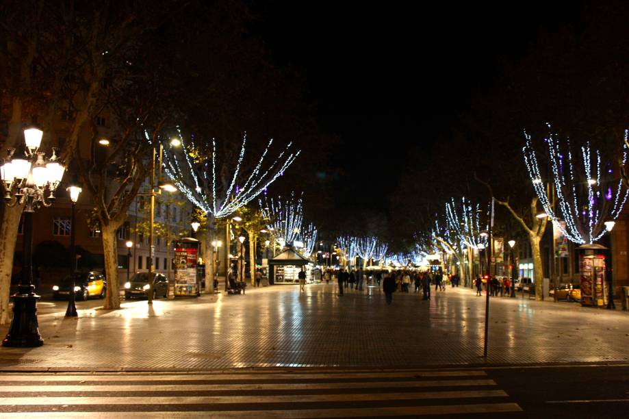 A famosa "La Rambla" de Barcelona é uma espécie de Copacabana à noite, tem de tudo. Ao caminhar pela passarela as ofertas de shots grátis, entradas VIPs e Pub Crawls feitas pelos promotores que te param a cada cinco minutos chega a incomodar. Mas se você chegou em Barcelona e não sabe muito bem por onde começar, pode tentar a Rambla e testar algum dos rolês oferecidos pelos promoters.