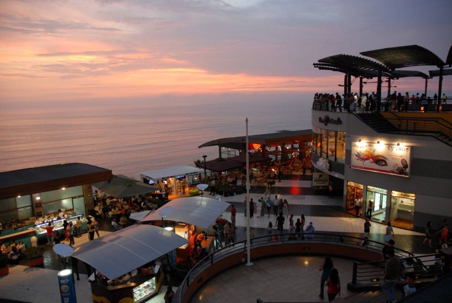 Larcomar é um centro comercial no distrito de Miraflores, um dos lugares mais badalados de Lima. Por aqui, circulam diversos turistas