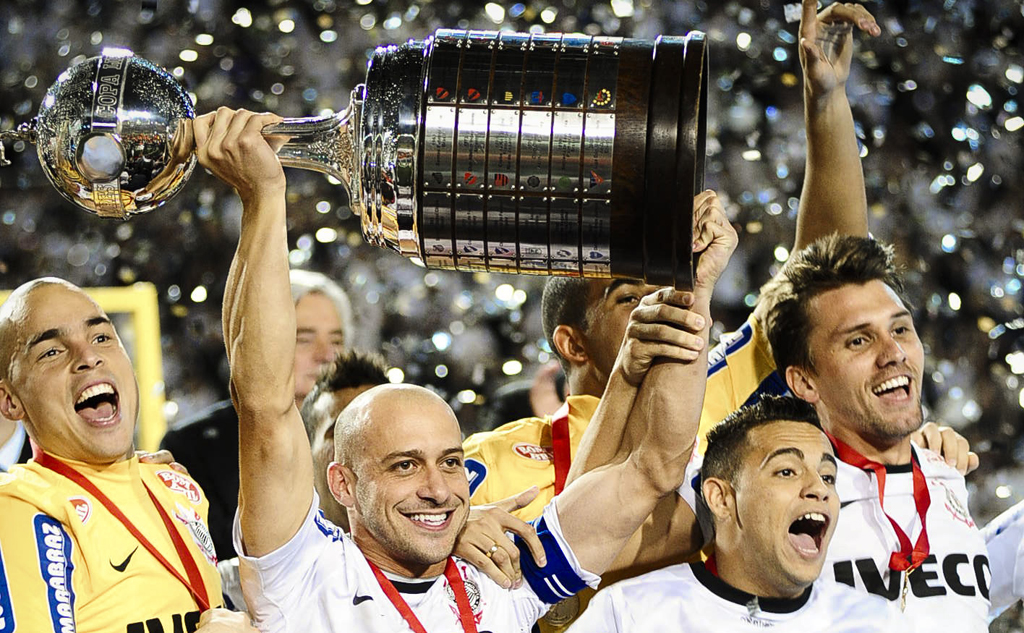 Alessandro, capitão do Corinthians, ergue o troféu da Copa Libertadores 2012 Alessandro, capitão do Corinthians, ergue o troféu da Copa Libertadores 2012
