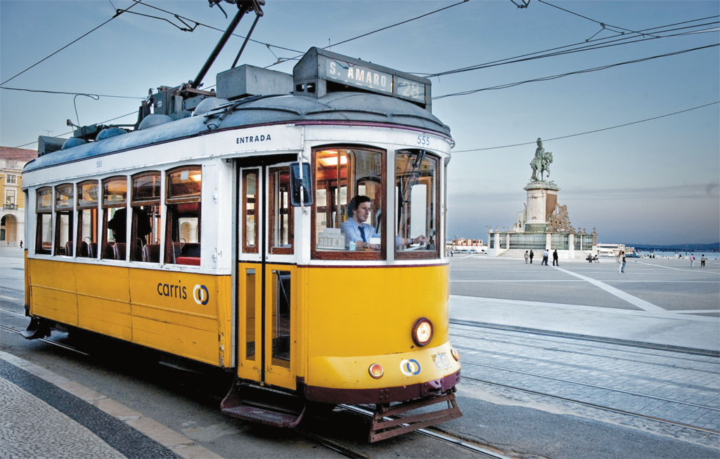 O tradicional elétrico 28 em rua de Lisboa, Portugal