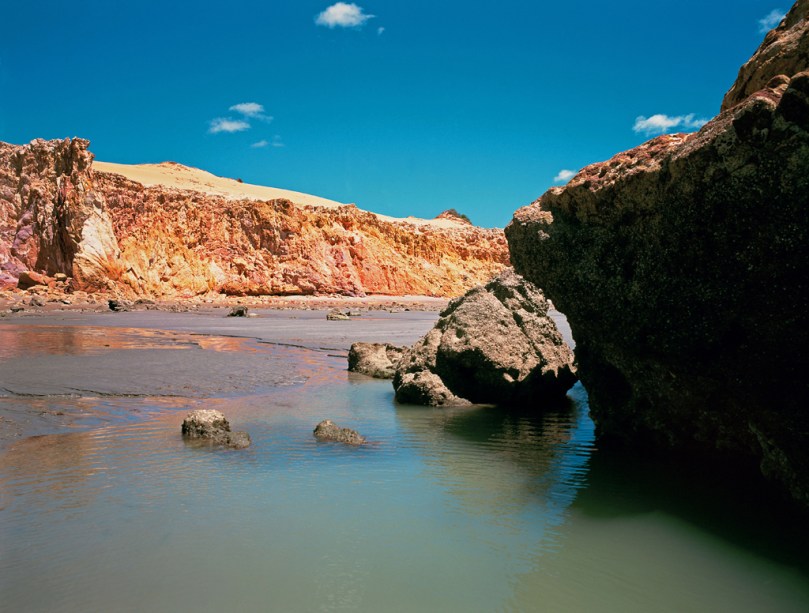 Mar verdinho, falésias avermelhadas, dunas e coqueiros, a praia de Ponta Grossa, Icapuí (CE) tem uma vista bonita e favorável para relaxar