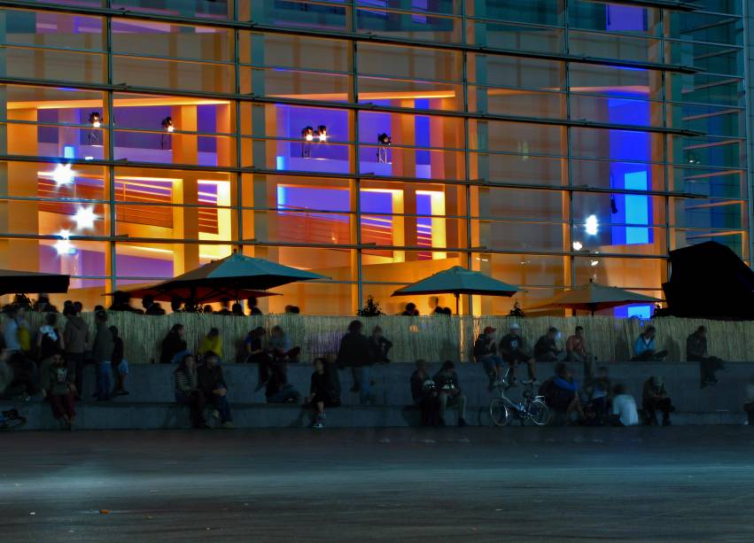 O bairro passou de um reduto de imigrantes à uma das zonas mais hipsters e descoladas da Cidade Antiga. Bares moderninhos e "sujinhos" compartilham as mesmas calçadas com restaurantes veganos e de comida "não mediterrânea". Os preços são convidativos. Outro point do Raval é o MACBA (Museu de Arte Contemporânea de Barcelona), que têm a sua fachada plana e com corrimões movimentada vinte e quatro horas por dia por skatistas e admiradores. Os fãs do filme "Vicky Cristina Barcelona" podem reconhecer a região. O bairro passou de um reduto de imigrantes à uma das zonas mais hipsters e descoladas da Cidade Antiga. Bares moderninhos e "sujinhos" compartilham as mesmas calçadas com restaurantes veganos e de comida "não mediterrânea". Os preços são convidativos. Outro point do Raval é o MACBA (Museu de Arte Contemporânea de Barcelona), que têm a sua fachada plana e com corrimões movimentada vinte e quatro horas por dia por skatistas e admiradores. Os fãs do filme "Vicky Cristina Barcelona" podem reconhecer a região.