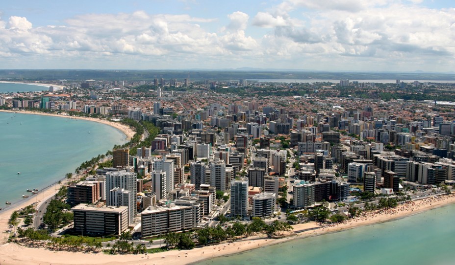 A capital de Alagoas, Maceió pode se gabar de ter o mar mais lindo entre as capitais do Nordeste. E também uma das orlas urbanas mais bonitas do Brasil, no trecho formado pela sequência das praias de Pajuçara, Ponta Verde e Jatiúca