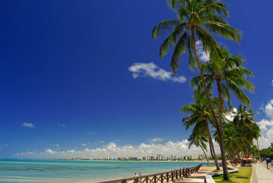 Ponta Verde é a melhor praia da orla urbana de Maceió, em Alagoas, cheia de coqueiros e com um mar verde-claro. Quando a maré baixa, piscinas naturais formam-se próximas à faixa de areia