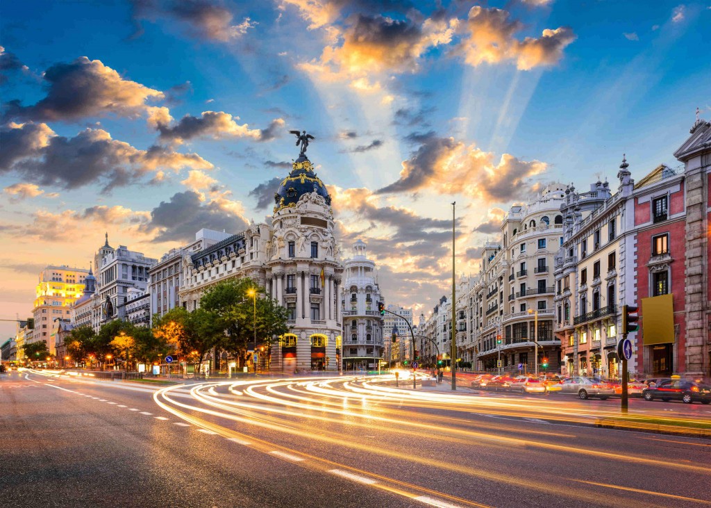 Vista da Gran Vía e do Edifício Metropolis, em Madri (foto: iStock) Vista da Gran Vía e do Edifício Metropolis, em Madri (foto: iStock)