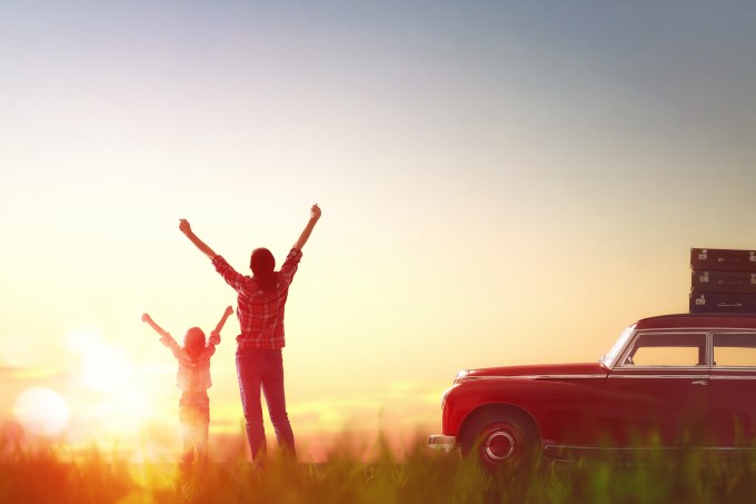 Mãe e filha viajam de carro por do sol