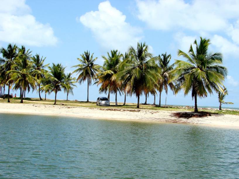 Cercado de dunas e coqueiros, o pequeno vilarejo de Mangue Seco entre a Bahia e Sergipe ficou famoso ao servir de cenário para a novela "Tieta" Cercado de dunas e coqueiros, o pequeno vilarejo de Mangue Seco entre a Bahia e Sergipe ficou famoso ao servir de cenário para a novela "Tieta"