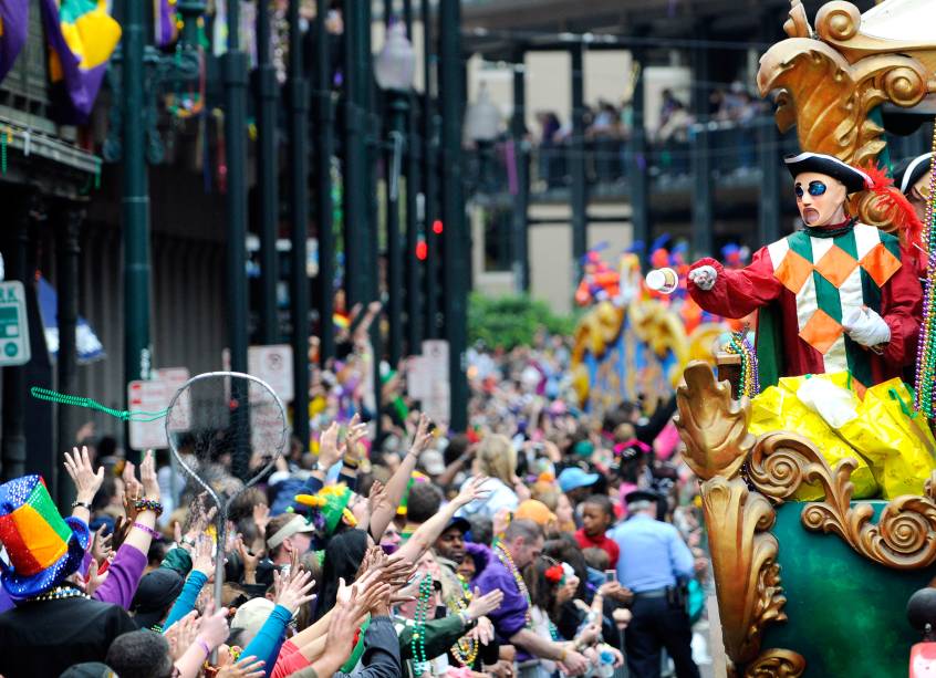 O <strong>carnaval</strong> em <strong>Nova Orleans</strong>, chamado de <strong>Mardi Gras</strong>, está entre as festas mais conhecidas do mundo. Ela se baseia em tradições europeias, mas tem uma forte marca multicultural com raízes africanas e caribenhas. A data do Mardi Gras é determinada de acordo com o calendário cristão. Mardi Gras é o dia antes de quarta-feira de cinzas, dia que é iniciada a Quaresma. Em Nova Orleans, o término do carnaval fecha também a temporada de danças e desfiles que começam no dia seis de janeiro. Desde essa data é possível ver carros alegóricos e danças de máscaras, que ganham as ruas até o fim do carnaval.