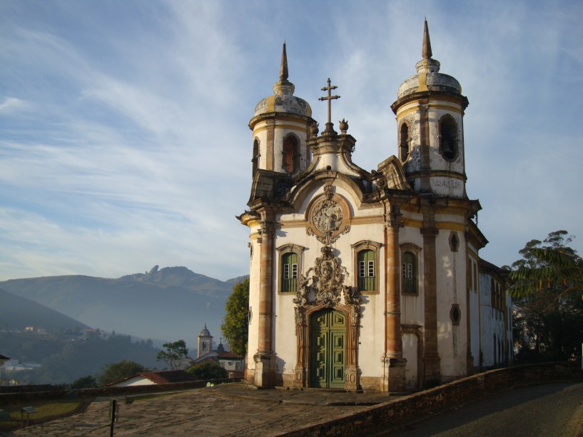  A fachada da Igreja de São Francisco de Assis, em Ouro Preto (MG), é uma obra-prima da arquitetura colonial mineira. O conjunto representa o casamento perfeito entre Aleijadinho e Mestre Ataíde.