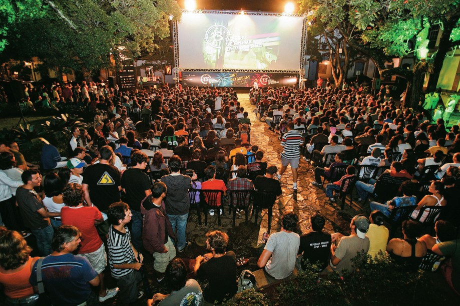 No mês de janeiro, amantes do cinema invadem o centrinho de Tiradentes (MG) para assistir a películas nacionais inéditas na Mostra de Cinema da cidade