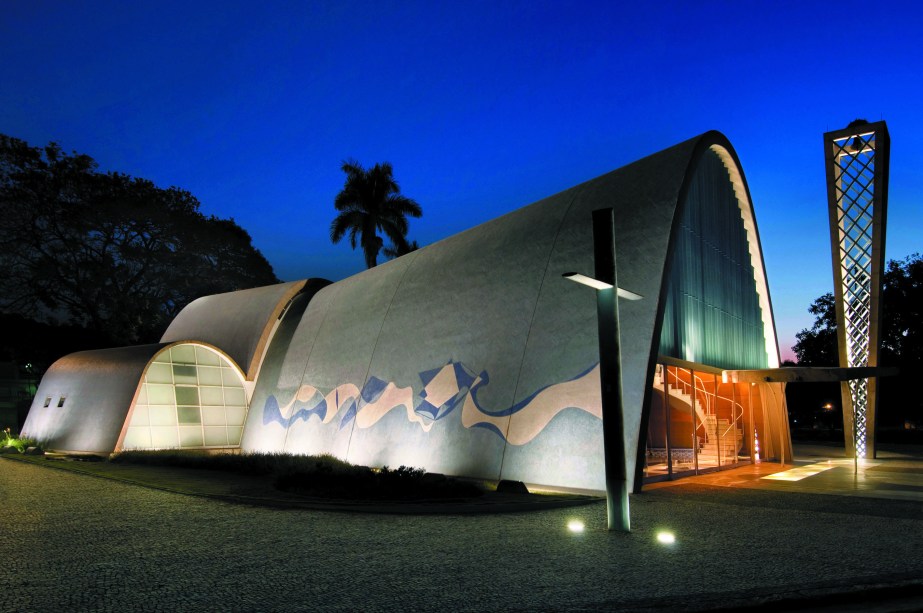 Localizada na Pampulha, em Belo Horizonte, a Igreja de São Francisco de Assis junta a genialidade de Oscar Niemeyer à de Cândido Portinari. É um dos símbolos mais admirados de Minas Gerais.