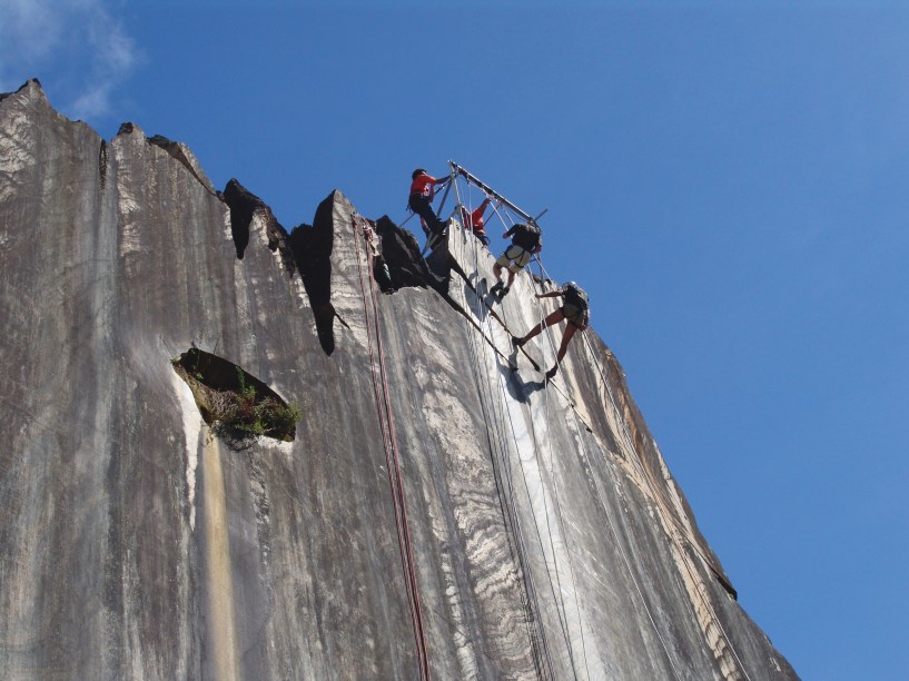 O Morro da Pedreira, na Serra do Cipó (MG), é um conjunto de paredões com prática de rapel e escalada em mais de 400 vias grampeadas