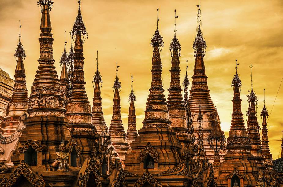 O dourado do Shwedagon Paya fica ainda mais reluzente ao pôr do sol