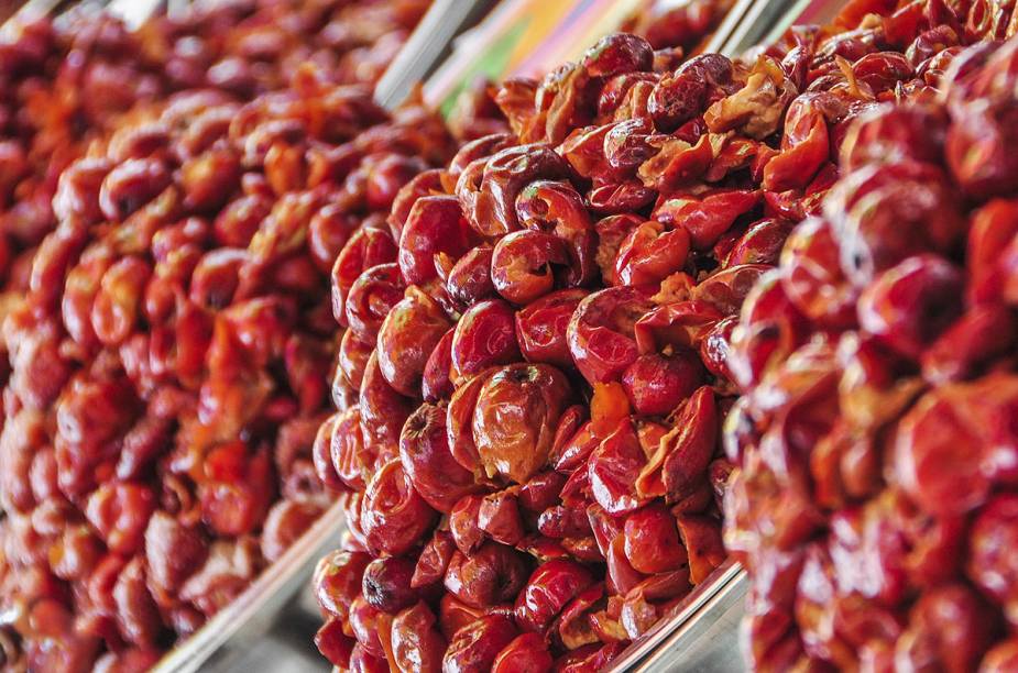 Jujubas em conserva no mercado de rua de Yangon