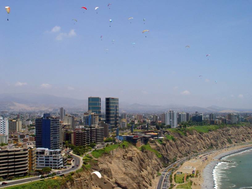 <a href="https://viajeaqui.abril.com.br/estabelecimentos/peru-lima-atracao-miraflores" rel="Miraflores" target="_blank">Miraflores</a> é ponto de encontro nos finais de semana - e um dos lugares mais badalados de Lima