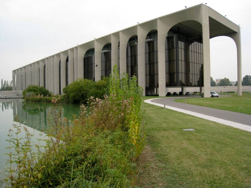 A sede da Editora Mondadori, em Segrate, um subúrbio de Milão, é uma obra seminal de Oscar Niemeyer