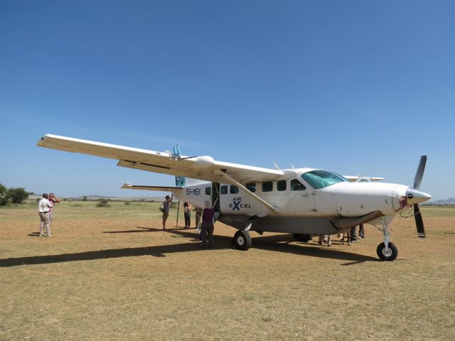 Monomotor pousando na savana é o way of life do Serengeti. No Kruger, qualquer carrinho econômico alugado resolve.