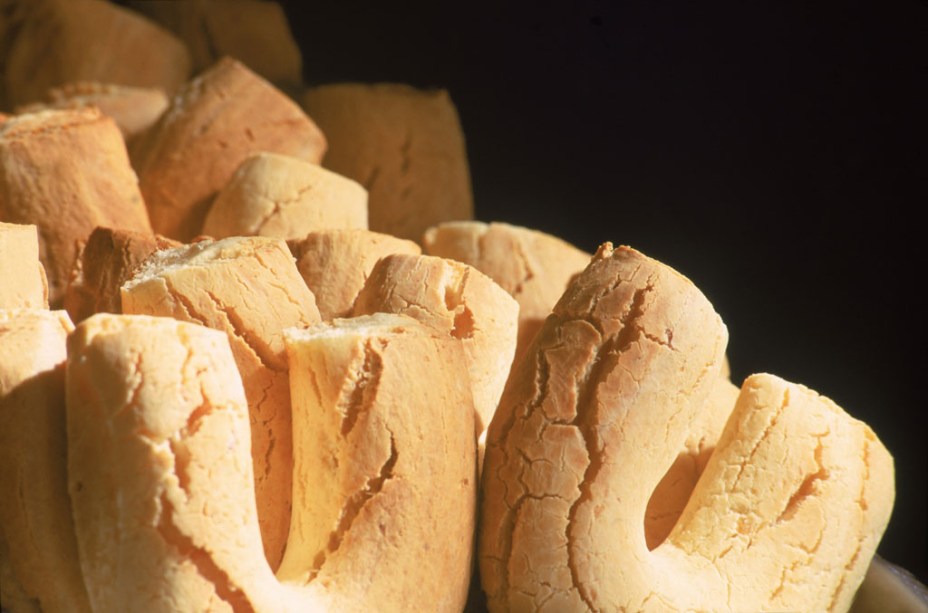 A Chipa foi importada do Paraguai, mas é prato típico no Pantanal (MS). O pão de queijo de massa compacta é também achado nas grandes cidades, como Campo Grande (MS) 