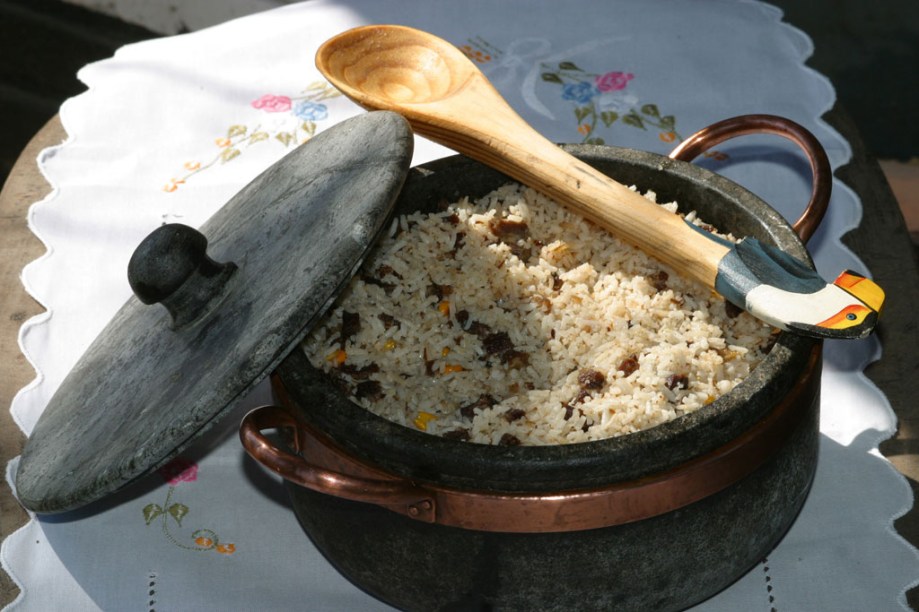 O “quebra-torto” é o nome dado ao café da manhã reforçado do pantaneiro (MT e MS). O arroz carreteiro é o prato mais comum, e ajuda a sustentar o corpo durante as horas de trabalho no campo 