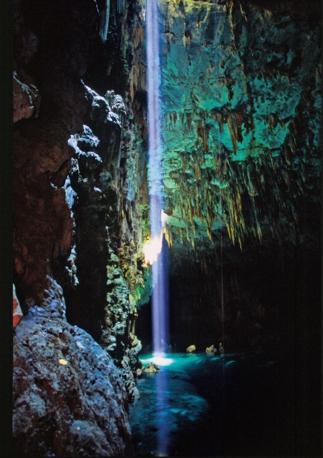 A maior caverna submersa do mundo fica em Bonito (MS). O Abismo Anhumas é uma cratera de 72 m de profundidade que abriga um lago de águas cristalinas 