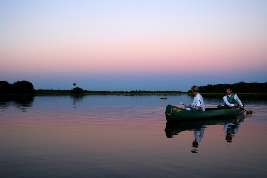 Após um dia cansativo, hóspedes do Refúgio Ecológico Caiman curtem o pôr do sol. O evento se torna ainda mais bonito na estação da cheia no Pantanal, graças ao espelho formado pela água, qua inunda a planície 