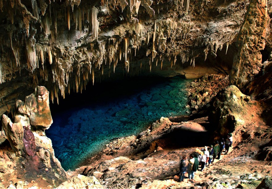 A Gruta do Lago Azul, em Bonito (MS), tem um lago de águas cristalinas que muda de cor de acordo com a incidência dos raios sol. Não é à toa que foi tombada pelo Iphan (Instituto do Patrimônio Histórico e Artístico Nacional) 