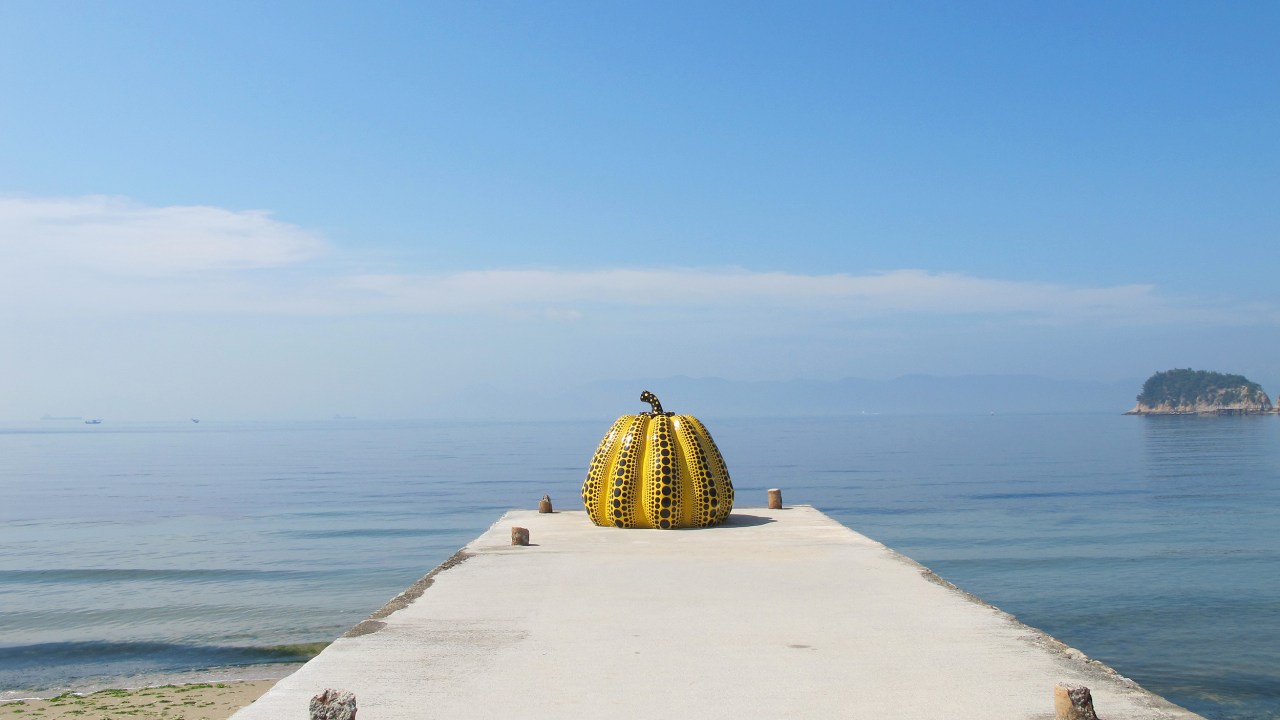 Obra de arte Abóbora Amarela da ilha Naoshima, no Japão