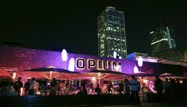 Há quem diga que essa são as baladas mais “coxinhas” de Barcelona, talvez seja pela música predominantemente eletrônica, talvez pelo dress code mais elegante que alguma delas, como a “Opium”, exigem. É lá pela meia-noite que a orla de Barceloneta é tomada por grupinhos bem vestidos que buscam a Opium, Pacha, Shôko e outras. Há quem diga que essa são as baladas mais “coxinhas” de Barcelona, talvez seja pela música predominantemente eletrônica, talvez pelo dress code mais elegante que alguma delas, como a “Opium”, exigem. É lá pela meia-noite que a orla de Barceloneta é tomada por grupinhos bem vestidos que buscam a Opium, Pacha, Shôko e outras.