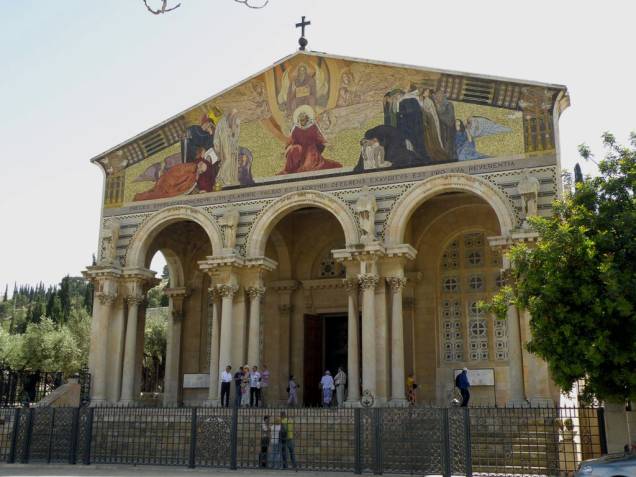 Igreja de Todas as Nações, Jerusalém. Construída sobre a rocha onde Jesus orou antes de ser preso, esse templo localiza-se ao lado do Jardim de Getsêmani Igreja de Todas as Nações, Jerusalém. Construída sobre a rocha onde Jesus orou antes de ser preso, esse templo localiza-se ao lado do Jardim de Getsêmani